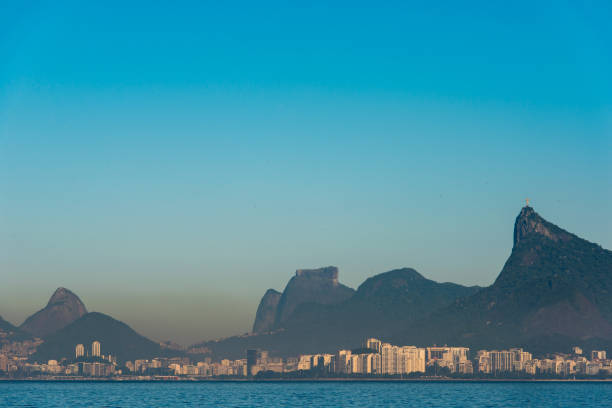 산과 함께 리우데자네이로의 호라이즌 - niteroi corcovado rio de janeiro tropical climate 뉴스 사진 이미지