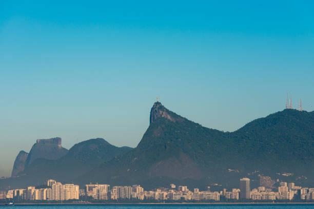 산과 함께 리우데자네이로의 호라이즌 - niteroi corcovado rio de janeiro tropical climate 뉴스 사진 이미지