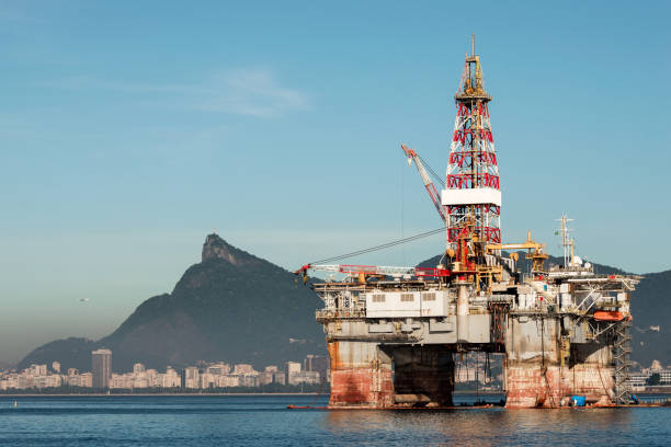 буровая установка в рио-де-жанейро, бразилия - oil rig brazil oil industry petroleum стоковые фото и изображения
