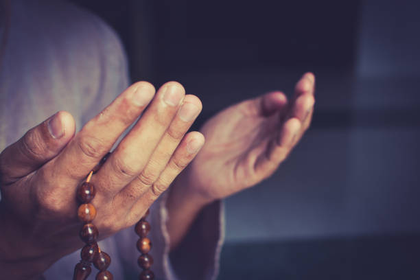 muslim beten - prayer beads stock-fotos und bilder