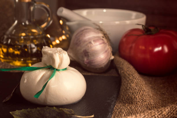 una bella composizione con burata in stile rustico - vinegar bottle herb white foto e immagini stock