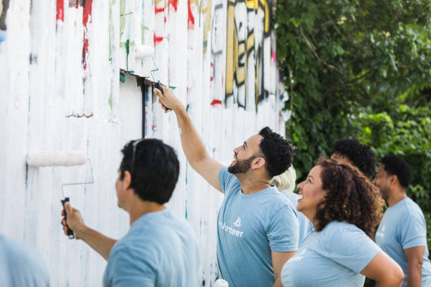 istock Diverse group of volunteers work together 1410303195