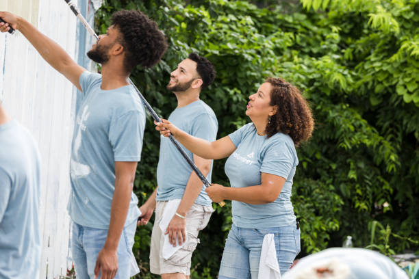 istock Volunteer group works together painting 1410303216