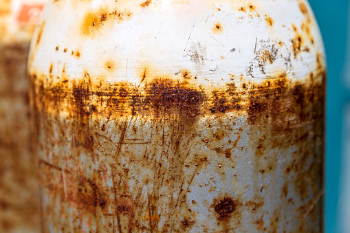 Close-up oude roestige gastankklep, gevaar onveiligheid industrie zuurstofcilinder.