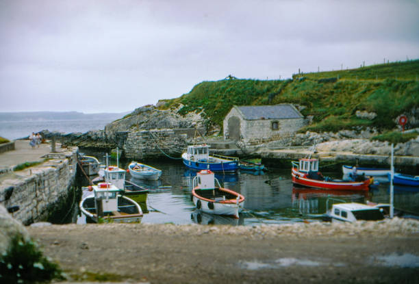 1980s stary positive film zeskanowany, port rybacki w pobliżu giant's causeway, hrabstwo antrim, irlandia północna - nautical vessel coastline competitive sport competition zdjęcia i obrazy z banku zdjęć