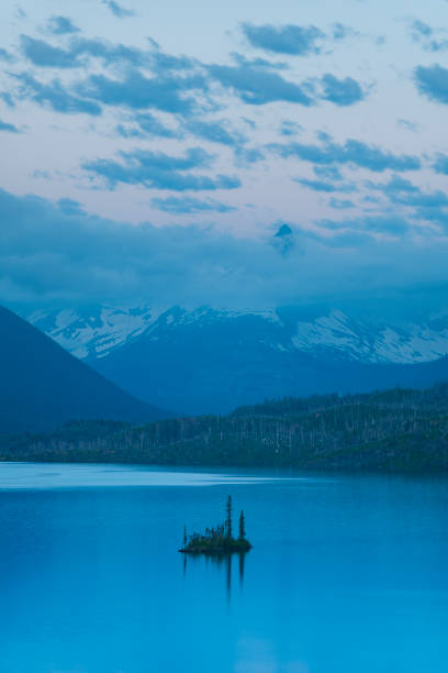 parque nacional glacier, montana, isla wild goose en saint mary lake - sunrise cloudscape us glacier national park vertical fotografías e imágenes de stock