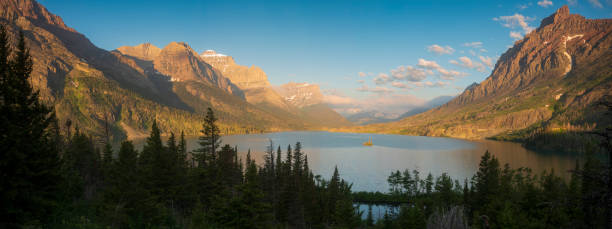 parque nacional glacier, montana, isla wild goose en saint mary lake - sunrise cloudscape us glacier national park vertical fotografías e imágenes de stock