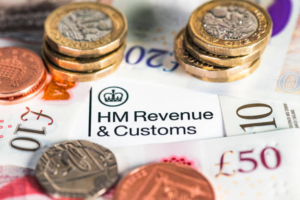 заголовок налогового письма hmrc в окружении британской валюты - uk check finance home finances стоковые фото и изображения