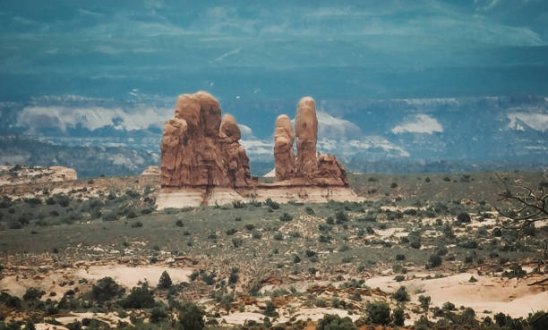 butes em utah - travel famous place balanced rock beauty in nature - fotografias e filmes do acervo