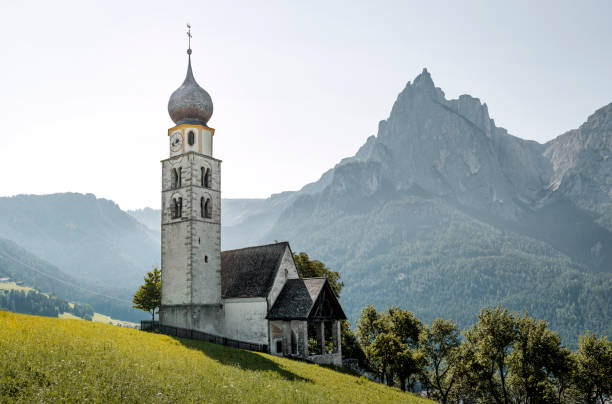 alpejska sceneria z kościołem w dolomitach, seis am schlern, południowy tyrol, włochy - san valentino zdjęcia i obrazy z banku zdjęć