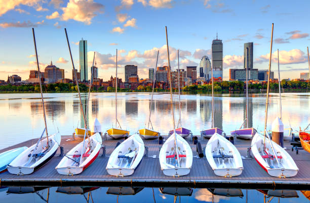 charles river em boston - boston skyline back bay massachusetts - fotografias e filmes do acervo