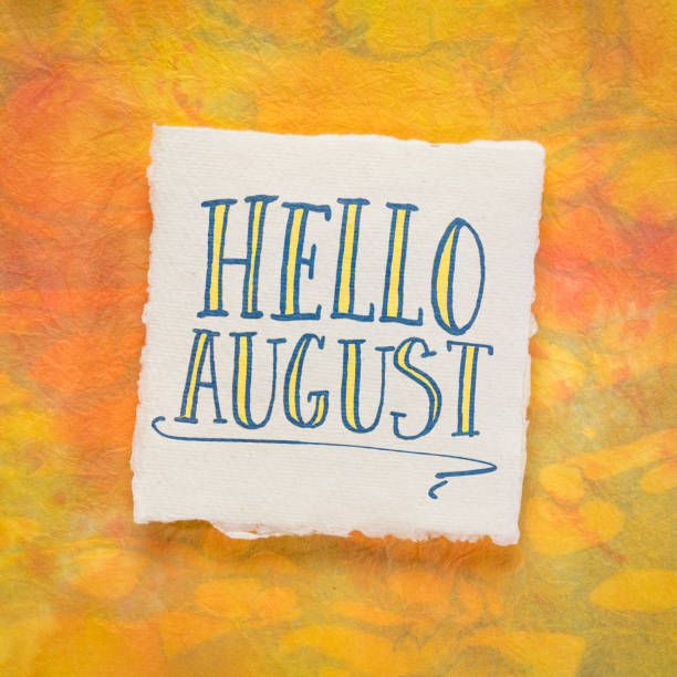 hola agosto nota de saludo - bienvenido agosto fotografías e imágenes de stock