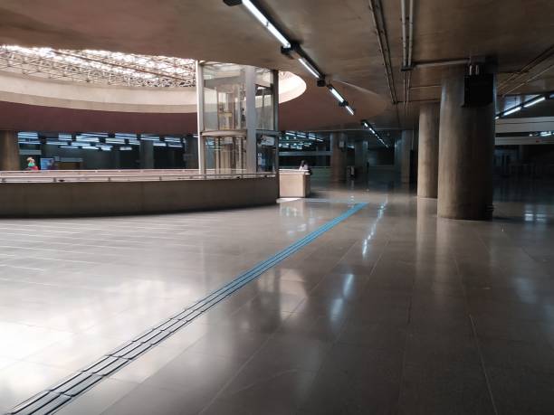 servizi di una stazione della metropolitana nel centro di san paolo. - stazione della metropolitana foto e immagini stock