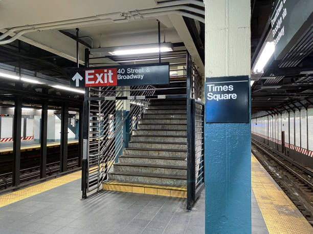 stacja metra times square platfom - subway station new york city staircase manhattan zdjęcia i obrazy z banku zdjęć