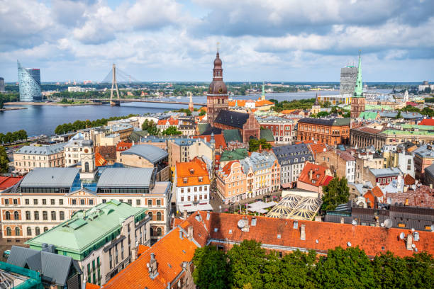 riga, capitale della lettonia - daugava river foto e immagini stock