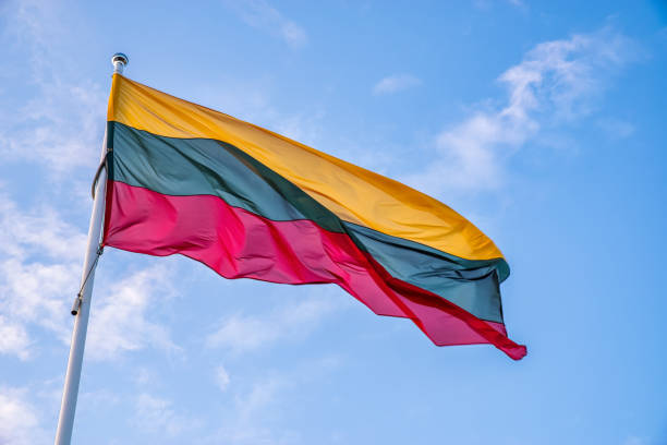 bandeira nacional lituana. república da lituânia. tenente - bandeira da lituânia - fotografias e filmes do acervo