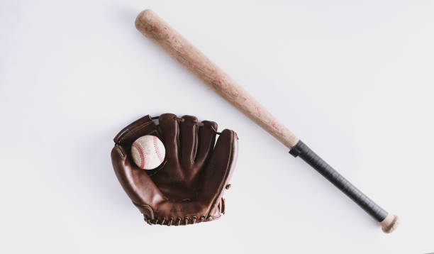 einen baseballschläger, einen ball und einen handschuh - baseball glove baseball baseballs old fashioned stock-fotos und bilder