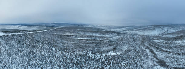 吹雪後の冬の北方自然林のパノラマ航空写真、ユーコン、カナダ - drivers point of view country road snowing blizzard ストックフォトと画像
