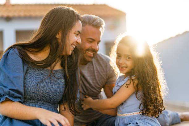 padre e figlie nel cortile di casa - real estate immagine foto e immagini stock