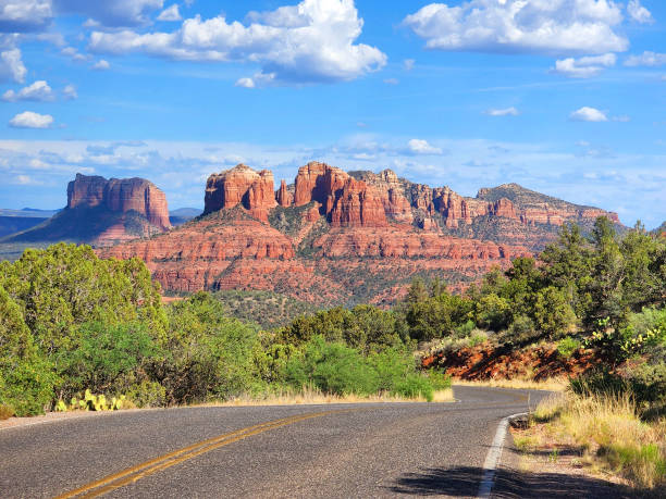 sedona, arizona - mountain sedona arizona southwest usa photos et images de collection