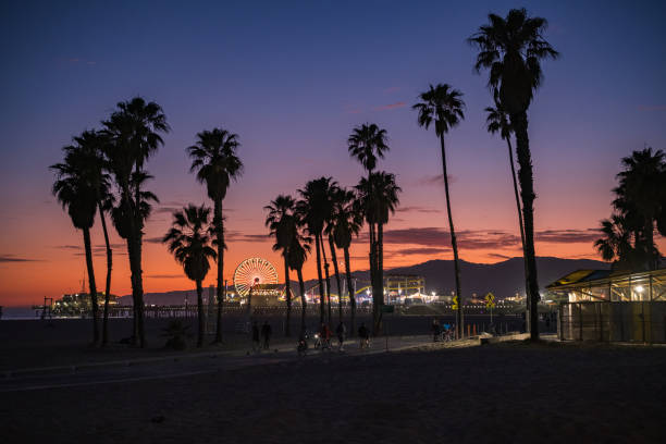 los angeles strand sonnenuntergang - venice california santa monica pier sunset beach stock-fotos und bilder