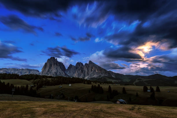 istock Alpe di siusi at night 1410392552