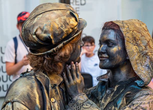 statues vivantes - romania men artist portrait photos et images de collection