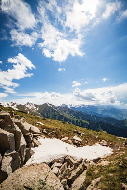 alpejski pionowy letni krajobraz z pozostałościami śniegu azji środkowej. miejsce kopiowania - alatau zdjęcia i obrazy z banku zdjęć