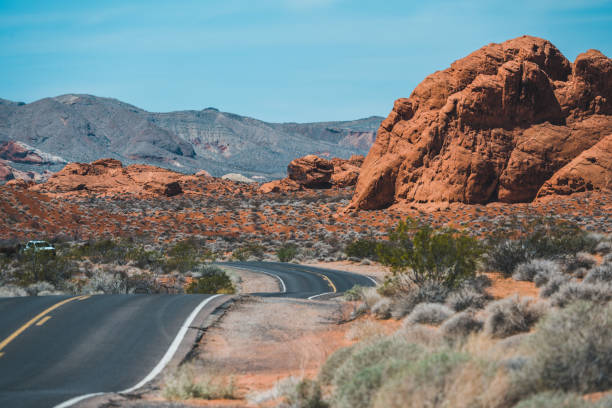 火の谷の道 - red rock canyon national conservation area ストックフォトと画像