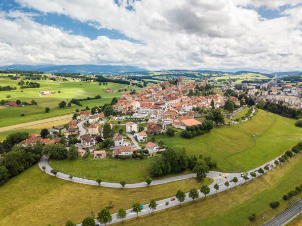 スイスの旧市街ロモンの航空写真 - drumlin ストックフォトと画像