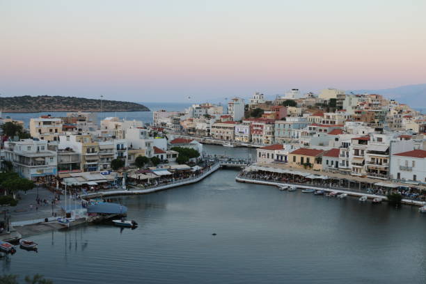 agios nikolaos bei sonnenuntergang - agios nikolaos stock-fotos und bilder