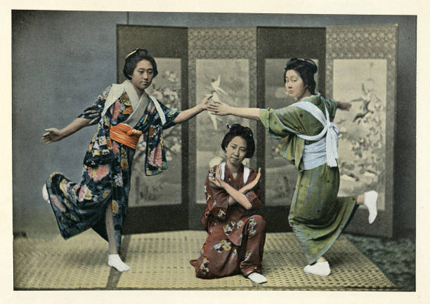 ilustraciones, imágenes clip art, dibujos animados e iconos de stock de grupo de mujeres japonesas bailando, bailarinas familiares, historia de japón 1890, siglo 19 - ceremonial dancing illustrations