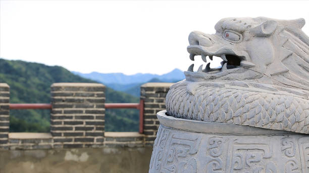 statue d’un dragon sur la grande muraille de chine. la grande muraille de chine, qui est une statue blanche d’un dragon - great dagon pagoda photos et images de collection