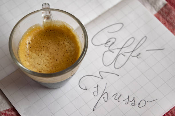 pausa de trabajo con un café expreso - pausa caffè fotografías e imágenes de stock