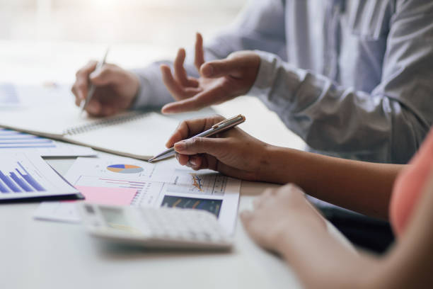 o executivo de auditoria financeira da reunião de negócios discute para planejar trabalho, projetos de investimento e estratégia de negociação para parceiros comerciais. finanças e contabilidade. - business meeting - fotografias e filmes do acervo