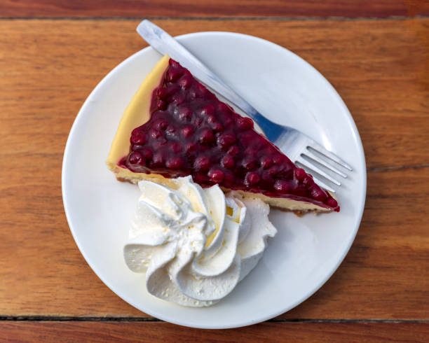 istock Cheesecake met cranberry's voor het dessert 1410458358