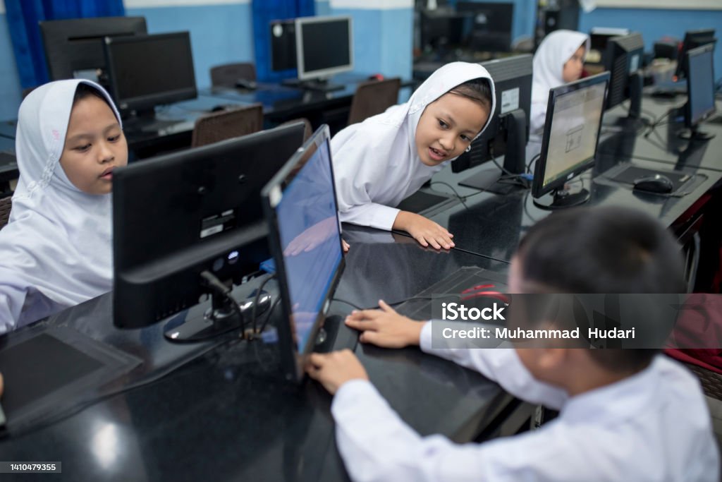 Student Tipe Computer Students Studying Computers In Class Stock Photo - Download Image Now ...