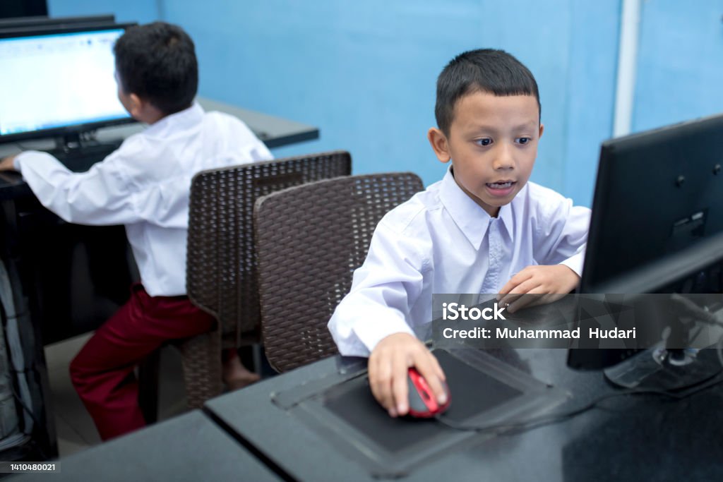 Student Tipe Computer Students Studying Computers In Class Stock Photo - Download Image Now ...