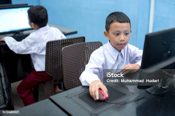 Asia Computer Class Students Studying Computers In Class Stock Photo - Download Image Now ...