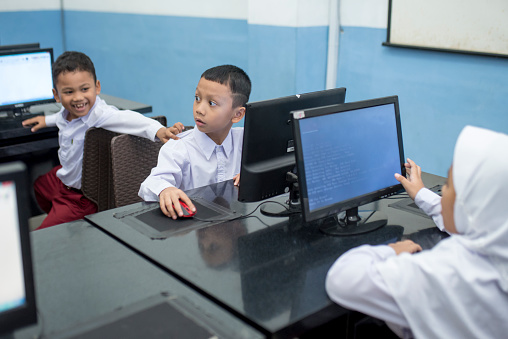 Students Study In Computer Lab Stock Photo - Download Image Now - 6-7 ...