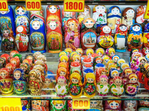 anidados muñecas rusas. - russian nesting doll russia doll matrioska fotografías e imágenes de stock