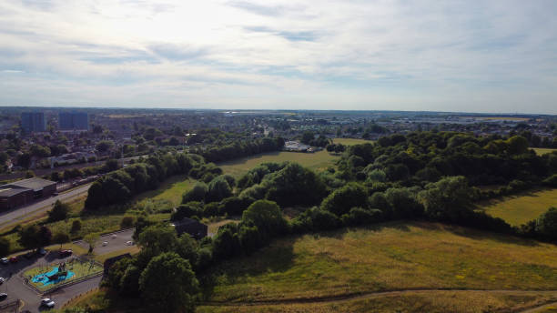 luftaufnahme von british city, schöne luton town in england, - rat race englische redewendung stock-fotos und bilder