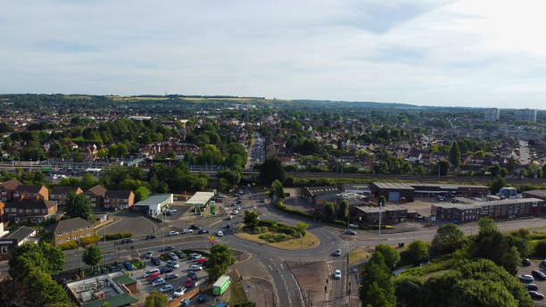 luftaufnahme von british city, schöne luton town in england, - rat race englische redewendung stock-fotos und bilder