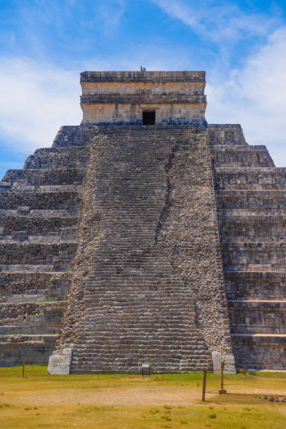 degraus do templo pirâmide de kukulcan el castillo, chichen itza, yucatan, méxico, civilização maia - chichen itza mayan mexico steps - fotografias e filmes do acervo