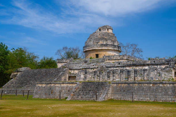 ruinas del templo observatorio el caracol, chichén itzá, yucatán, méxico, civilización maya - chichen itza mayan mexico steps fotografías e imágenes de stock