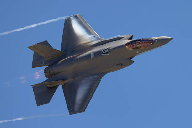 高いg操縦でf-35aライトニングiiの非常に珍しいクローズビュー、飛行機の周りとアフターバーナーで結露雲 - fighter plane aerospace industry air air vehicle ストックフォトと画像