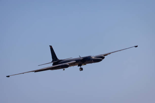 近づいてくるu-2ドラゴンレディ - military reconnaissance airplane ストックフォトと画像