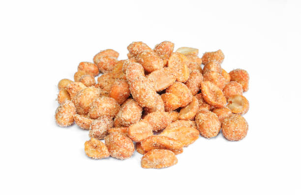куча арахиса с чили, выделенная на белом фоне. маринованные орехи чили закуски - beer nuts стоковые фото и изображения