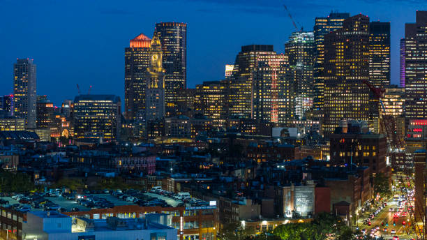 유명한 역사적인 건물이있는 보스턴 다운타운 스카이 라인 : 밤에는 커스텀 하우스 시계탑이 켜집니다. - boston aerial view charles river residential structure 뉴스 사진 이미지