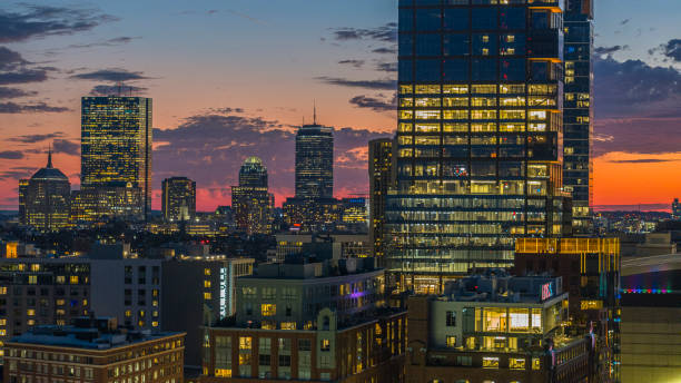 보스턴, 매사추세츠 - 해질녘에 다운타운에있는 현대적인 콘도 및 사무실 건물의 건설. - boston aerial view charles river residential structure 뉴스 사진 이미지